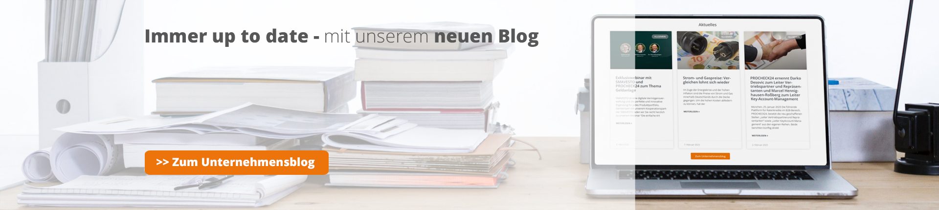 Bücher und Laptop 