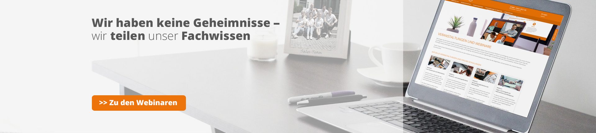 Laptop mit Mitarbeitern von PROCHECK24